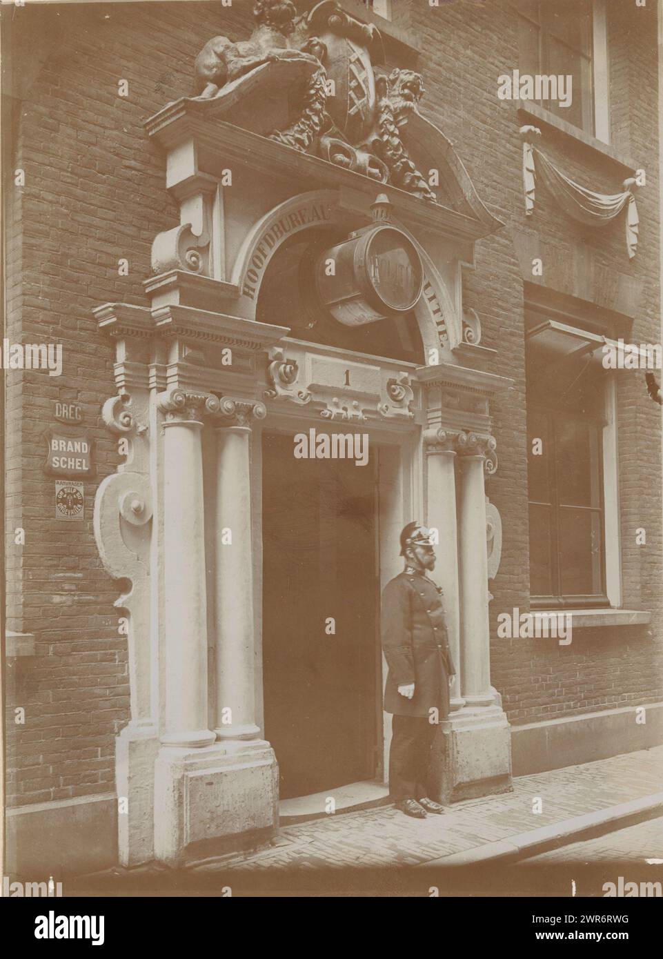 Tor des Spinhuis, jetzt installiert in der neuen Polizeistation im Spinhuissteeg in Amsterdam, anonym, Amsterdam, 1910 - 1920, fotografische Unterstützung, Höhe 174 mm x Breite 126 mm, Höhe 290 mm x Breite 226 mm, Foto Stockfoto