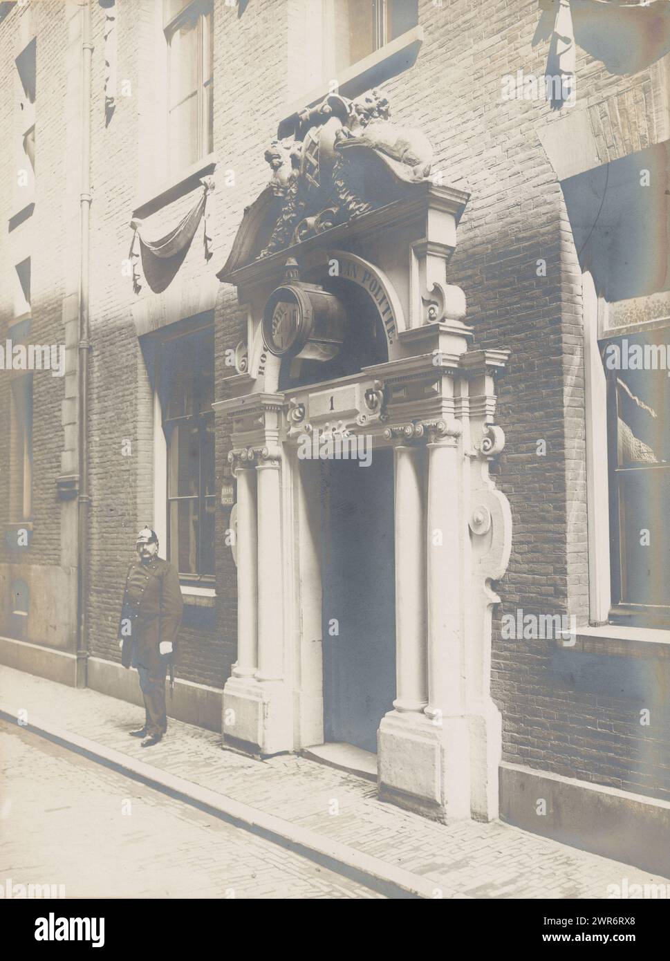 Tor des Spinhuis, jetzt installiert in der neuen Polizeistation im Spinhuissteeg in Amsterdam, anonym, Amsterdam, 1909, fotografische Unterstützung, Gelatinedruck, Höhe 222 mm x Breite 166 mm, Höhe 324 mm x Breite 237 mm, Foto Stockfoto