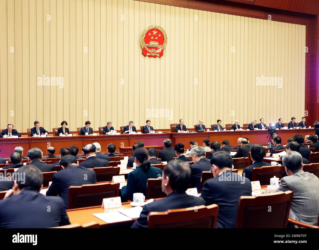(240311) -- PEKING, 11. März 2024 (Xinhua) -- Zhao Leji, Exekutivvorsitzender des Präsidiums der zweiten Sitzung des 14. Nationalen Volkskongresses (NPC), leitet am 11. März 2024 die vierte Präsidiumssitzung in der Großen Halle des Volkes in Peking, Hauptstadt Chinas. (Xinhua/Liu Weibing) Stockfoto