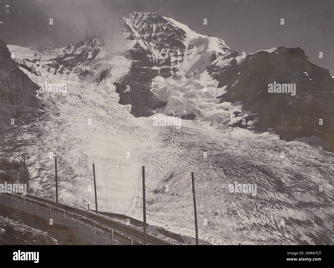 Ansicht der Mönch mit Jungfraubahn, Jungfraubahn und Mönch (Titel auf Objekt), dieses Foto ist Teil eines Covers., anonym, Verlag: Gebrüder Wehrli, Jungfraujoch, Verlag: Kilchberg, 1912 - 1920, baryta-Papier, Höhe 164 mm x Breite 218 mm, Foto Stockfoto