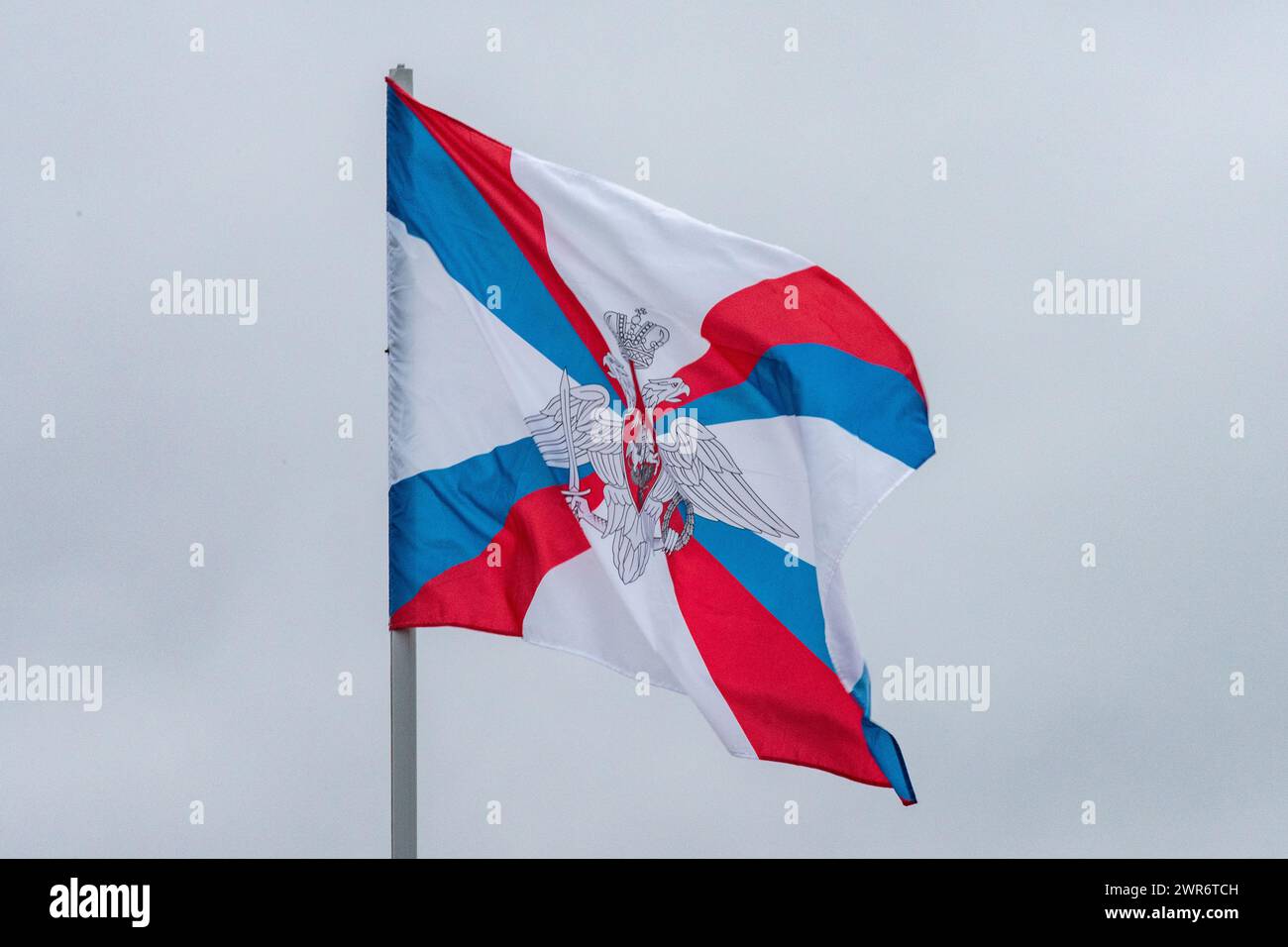 Die Flagge des Verteidigungsministeriums der Russischen Föderation fliegt im Wind gegen einen bewölkten Himmel. Stockfoto