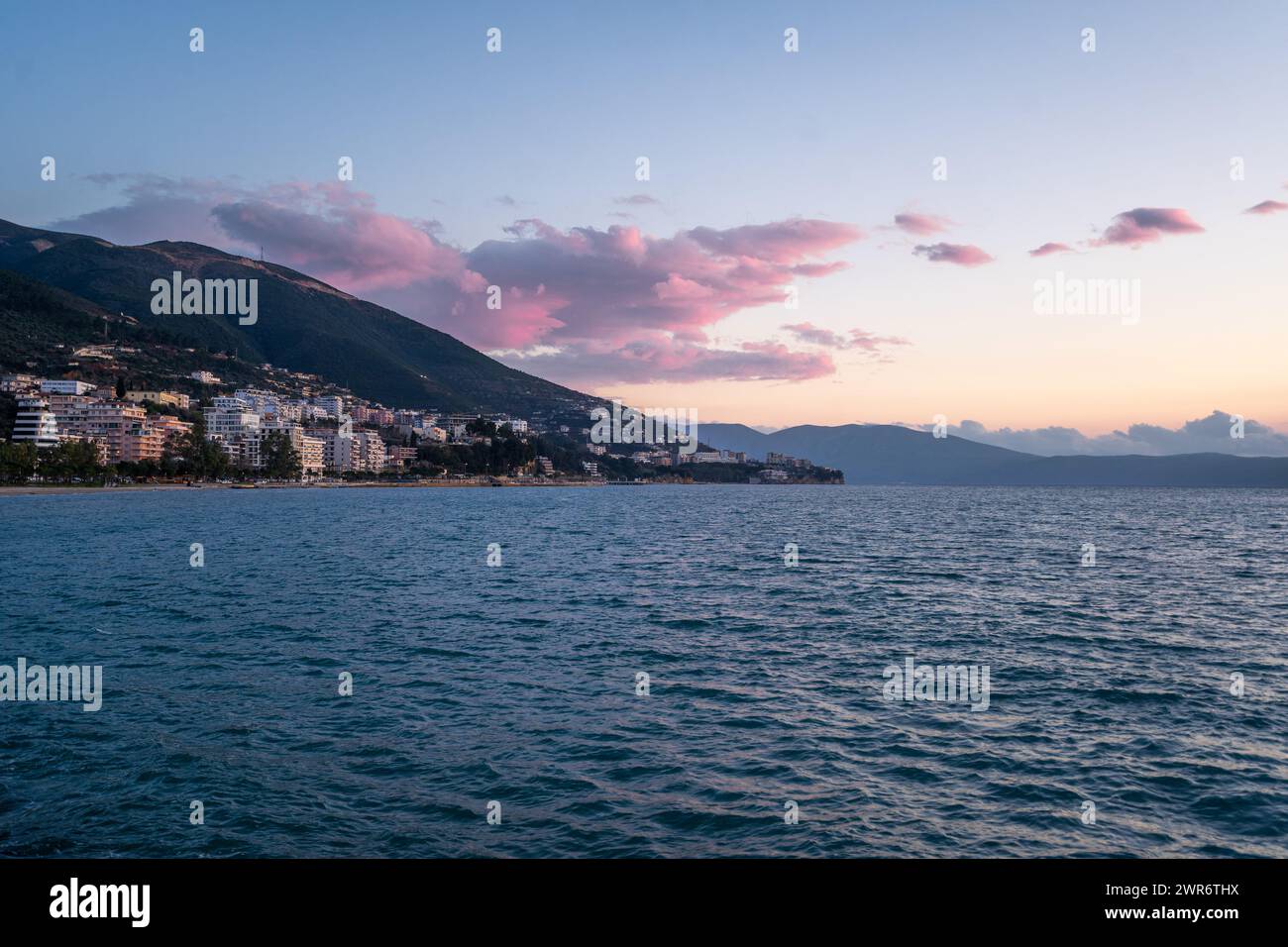 Blick auf die Vlora Waterfront Promenade Lungomare, Albanien. Stockfoto