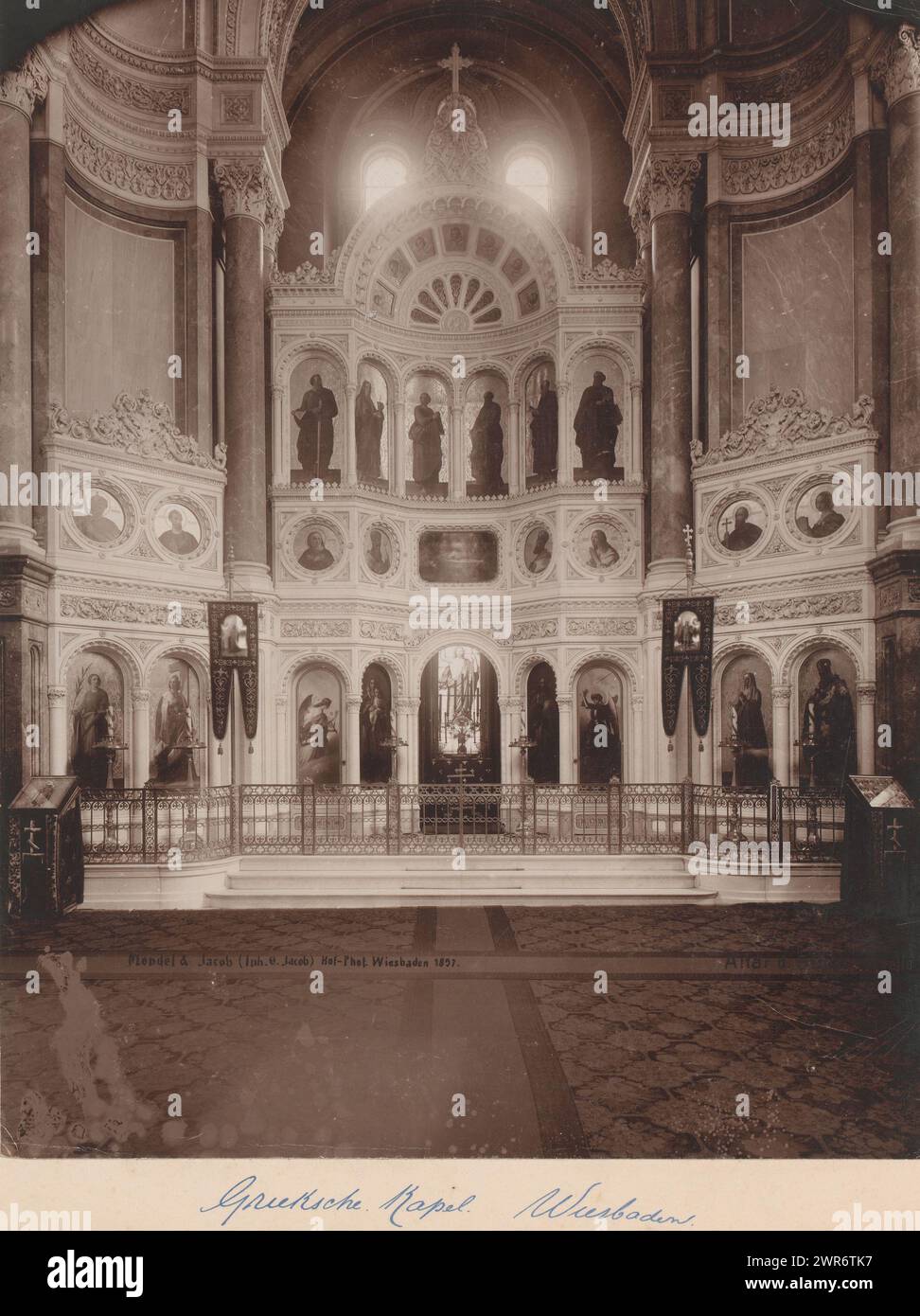 Altar der so genannten griechischen Kapelle in der Russisch-Orthodoxen Kirche auf der Neroberg, Wiesbaden, Deutschland, fälschlicherweise „griechische Kapelle“ in der Russisch-Orthodoxen Kirche „der Heiligen Elisabeth in Wiesbaden“ genannt, Adolf von Nassau diente als Grab für seine junge verstorbene Ehefrau Elisabeta Michailowna (Tochter des jüngeren Bruders des Zaren Alexander I. und Nikolaus I. von Russland) ließ es zwischen 1847 und 1855 errichten. Mondel & Jacob, Mondel, Julius Jacob, Wiesbaden, 1897, Papier, Albumendruck, Höhe 282 mm x Breite 225 mm, Höhe 508 mm x Breite 330 mm Stockfoto
