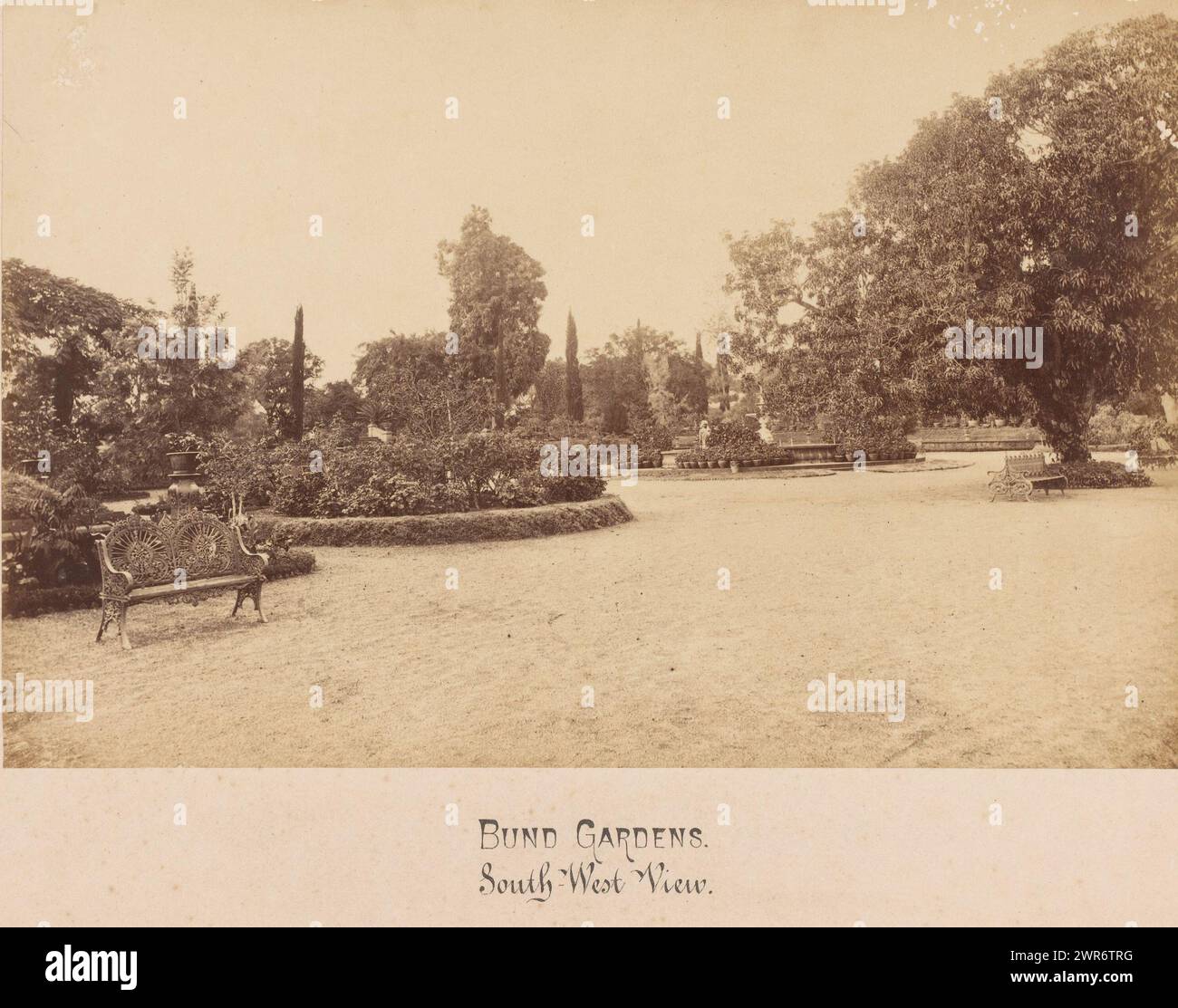 Bund Gardens, Pune, Indien, Blick auf einen Park in Pune, auch Pune und Puna und früher Punavadi genannt. Dies ist eine indische Stadt nicht weit von Bombay in den westlichen Ghats. Die Stadt befindet sich im gleichnamigen Stadtteil Pune., anonym, ca. 1875 - ca. 1900, fotografischer Träger, Albumendruck, Höhe 155 mm, Breite 238 mm, Höhe 278 mm, Breite 357 mm, Foto Stockfoto