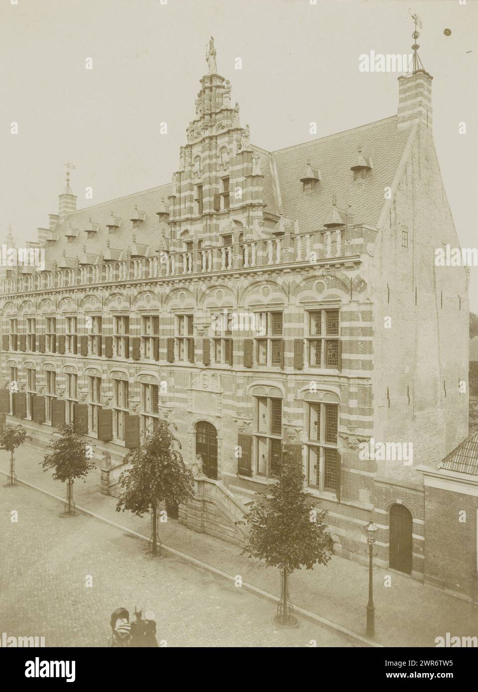 Ehemaliges Kanzleramt in Leeuwarden, anoniem (Monumentenzorg), (zugeschrieben), Leeuwarden, 1880 - 1910, fotografischer Träger, Höhe 226 mm x Breite 171 mm, Foto Stockfoto