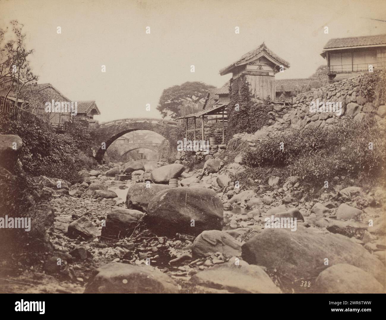 Die Amidabashi-Brücke und dahinter die Koraibashi-Brücke über den Nakashimagawa-Fluss, Nagasaki, Japan, das Foto wurde flussabwärts aufgenommen. In der Nähe war Ueno Hikomas Haus. Siehe Nagasaki University Library Collection, wo das gleiche Foto (farbig)., anonym, ca. 1870 - ca. 1900, Papier, Albumendruck, Höhe 195 mm x Breite 258 mm, Foto Stockfoto