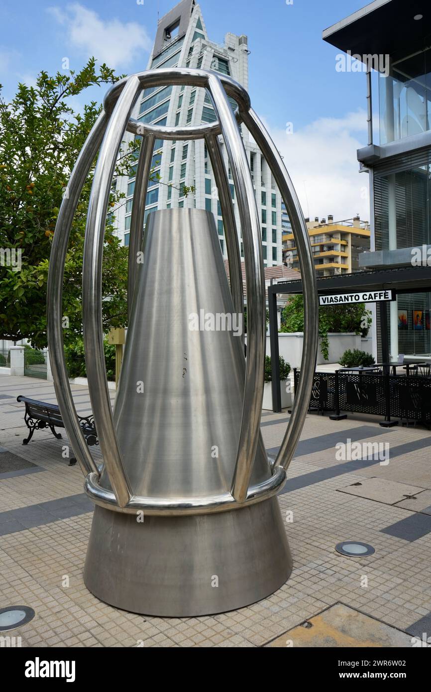 Die Skulptur Aura Castra (Cosmic Tree) aus Edelstahl, 2010. Auf dem Weg zu den Skulpturen, Las Condas. Stockfoto