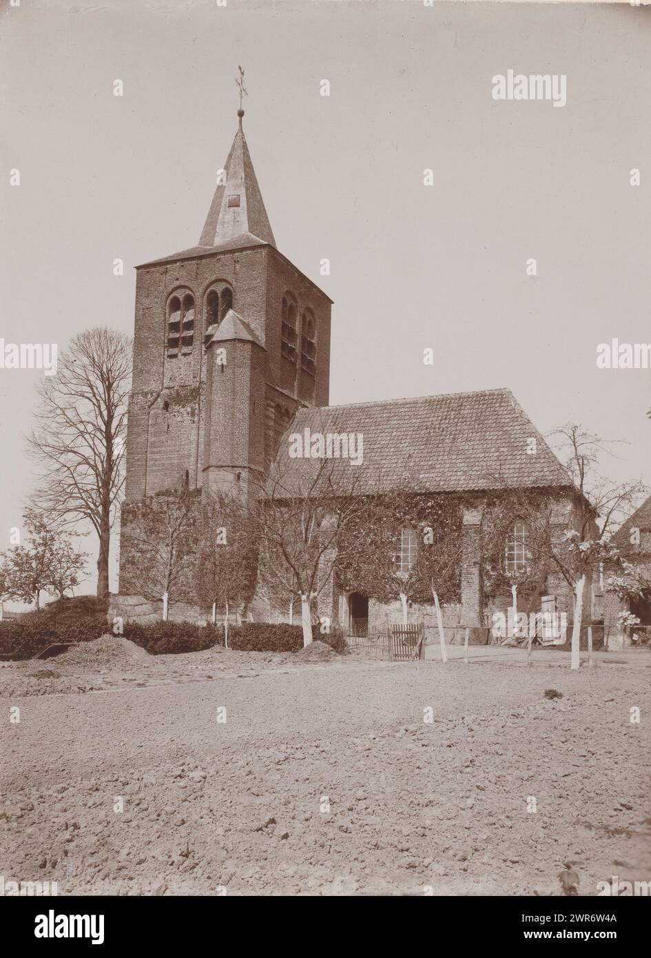 Blick auf die St. Laurentius-Kirche in Dieden, anoniem (Monumentenzorg), (zugeschrieben), Dieden, 1906, fotografischer Träger, Höhe 231 mm x Breite 171 mm, Foto Stockfoto