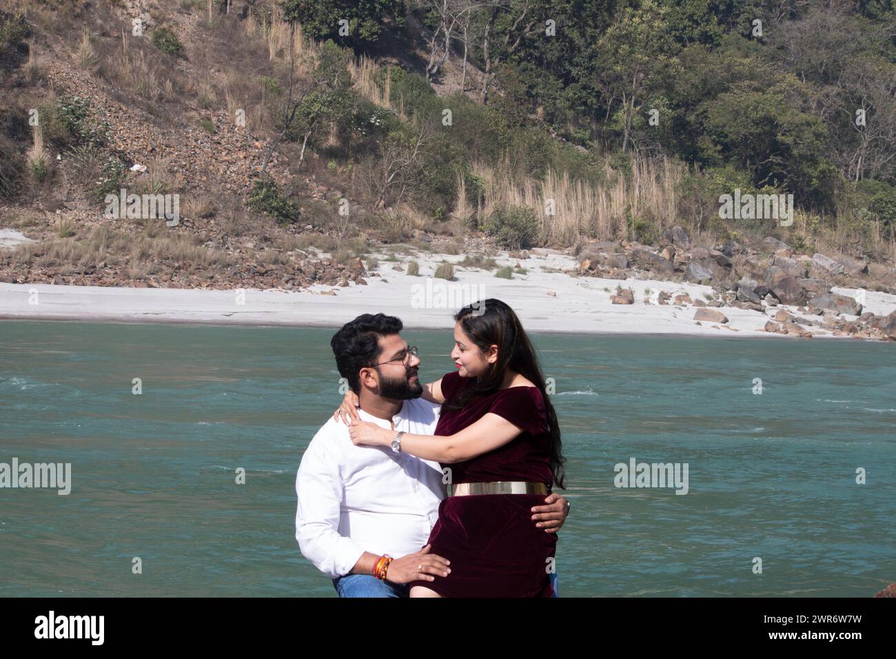 Ganges Serenade, Eine zeitlose Umarmung entfaltet sich, während das Paar einen zarten Moment von Angesicht zu Angesicht durch das fließende Wasser teilt Stockfoto