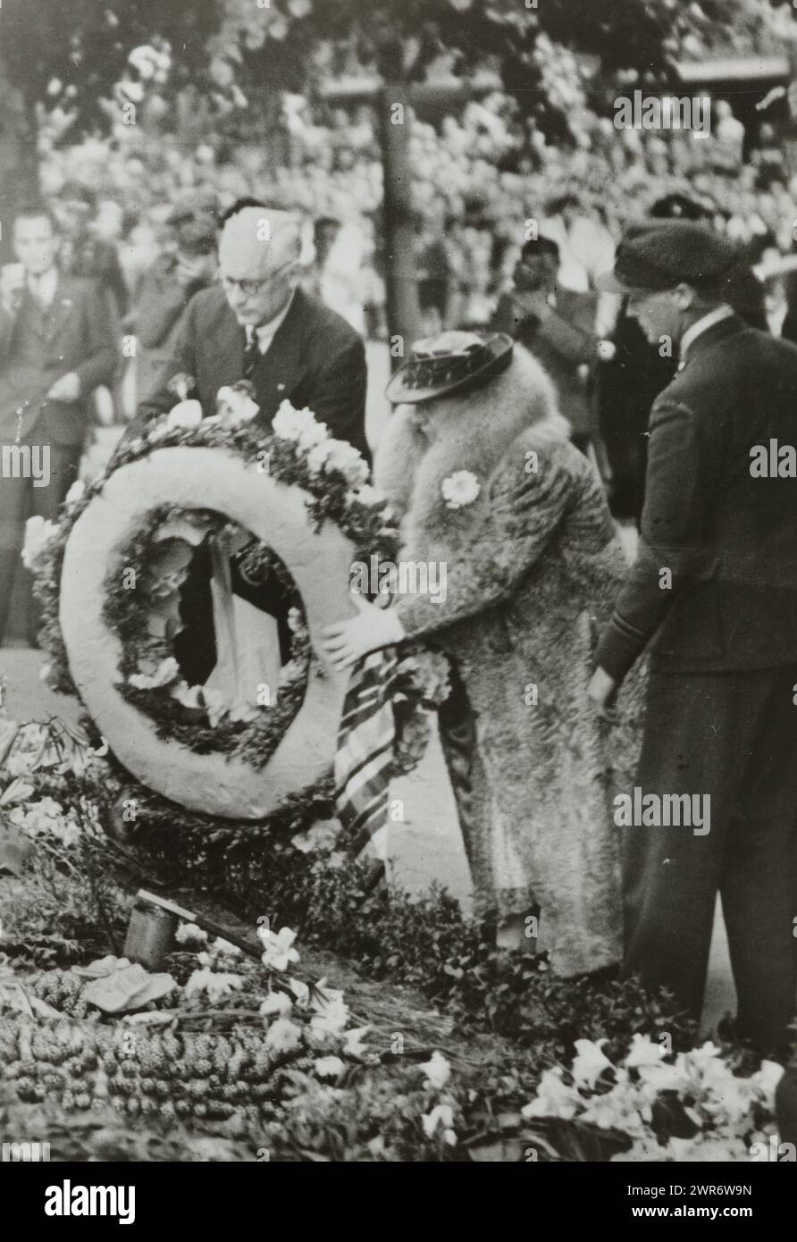 Kranzniederlegung von Wilhelmina, Königin der Niederlande, und Feike de Boer im Apollolaan in Amsterdam während der Befreiungsfeier am 28. Juni 1945 in Noordhoff. E.J., Verlag: W. ten Have, Amsterdam, 28. Juni 1945, fotografischer Träger, Höhe 148 mm x Breite 105 mm, Fotografie Stockfoto