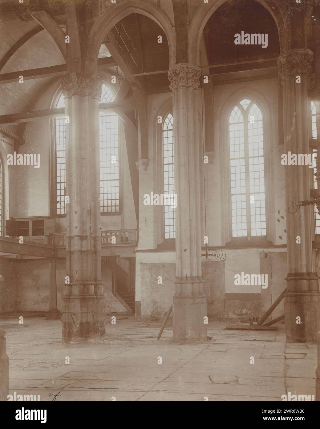 Inneres der Nieuwezijds-Kapelle in Amsterdam, Albert Adriaansz, (möglicherweise), Amsterdam, 1908, fotografischer Träger, Höhe 290 mm x Breite 231 mm, Höhe 310 mm x Breite 257 mm, Fotografie Stockfoto