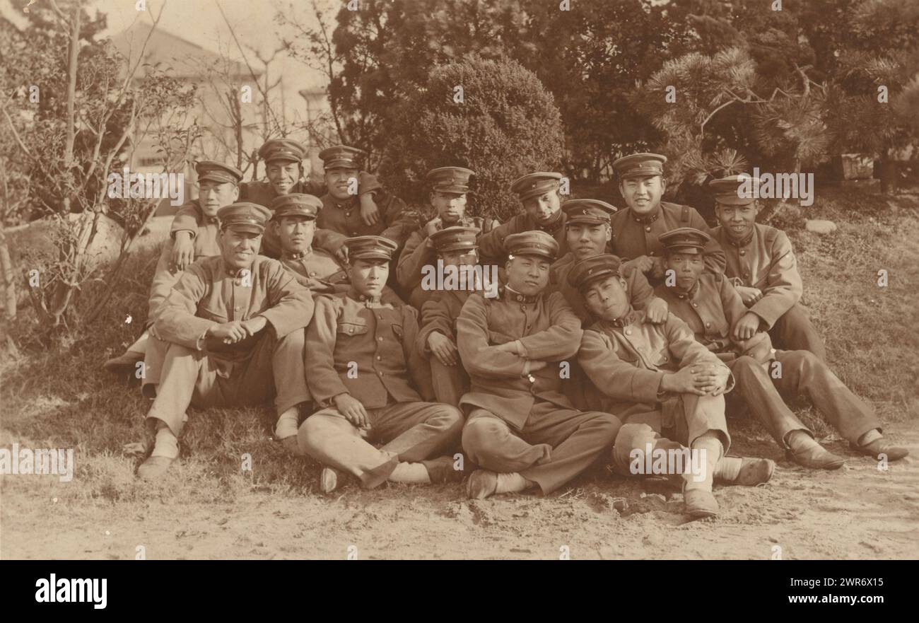 Gruppenporträt, Gruppenporträt einer Gruppe japanischer Soldaten. Einzelfoto im Leporello-Fotoalbum mit Fotos des Militärdienstes japanischer Soldaten., anonym, Japan, ca. 1930 - ca. 1940, fotografischer Träger, Gelatinedruck, Höhe 86 mm x Breite 136 mm, Fotografie Stockfoto