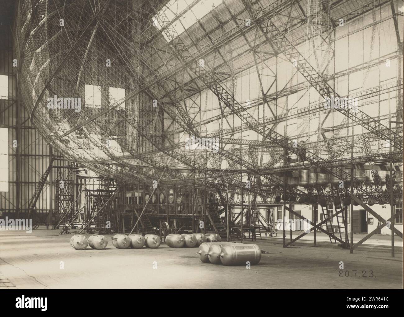 Bau des zeppelins, Vorderteil des Schiffes im Bau, Bau des zeppelins. Teil eines Ordners mit 20 Produktfotos des Luftschiffes Zeppelin LZ 126., anonym, Verlag: Luftschiffbau Zeppelin GmbH, Deutschland, Verlag: Friedrichshafen, 1924, Karton, Gelatinedruck, Höhe 160 mm x Breite 220 mm, Höhe 240 mm x Breite 320 mm, Foto Stockfoto