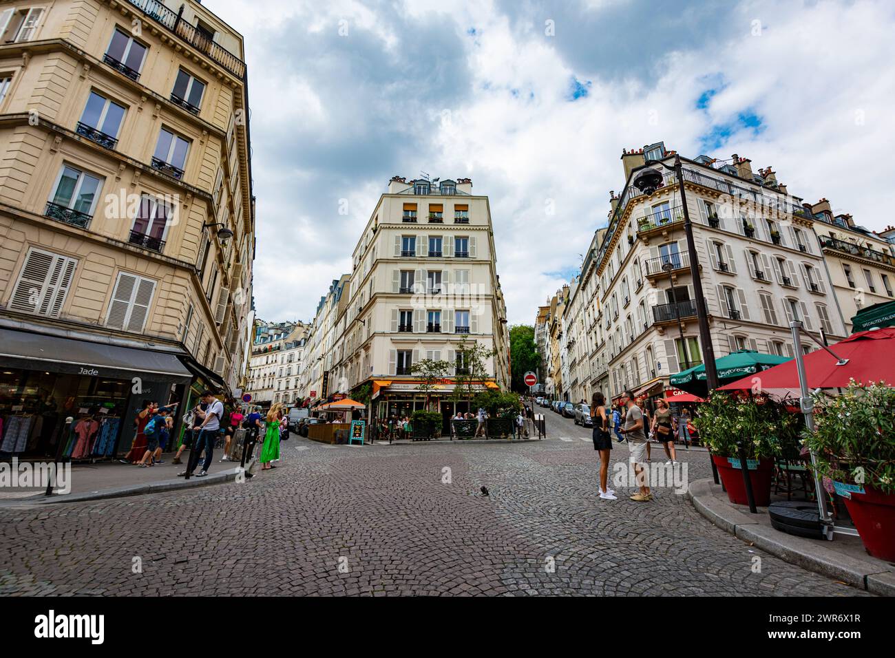 Paris, Frankreich - 23. Juli 2022: Eine malerische kleine Kreuzung in Paris, Frankreich Stockfoto