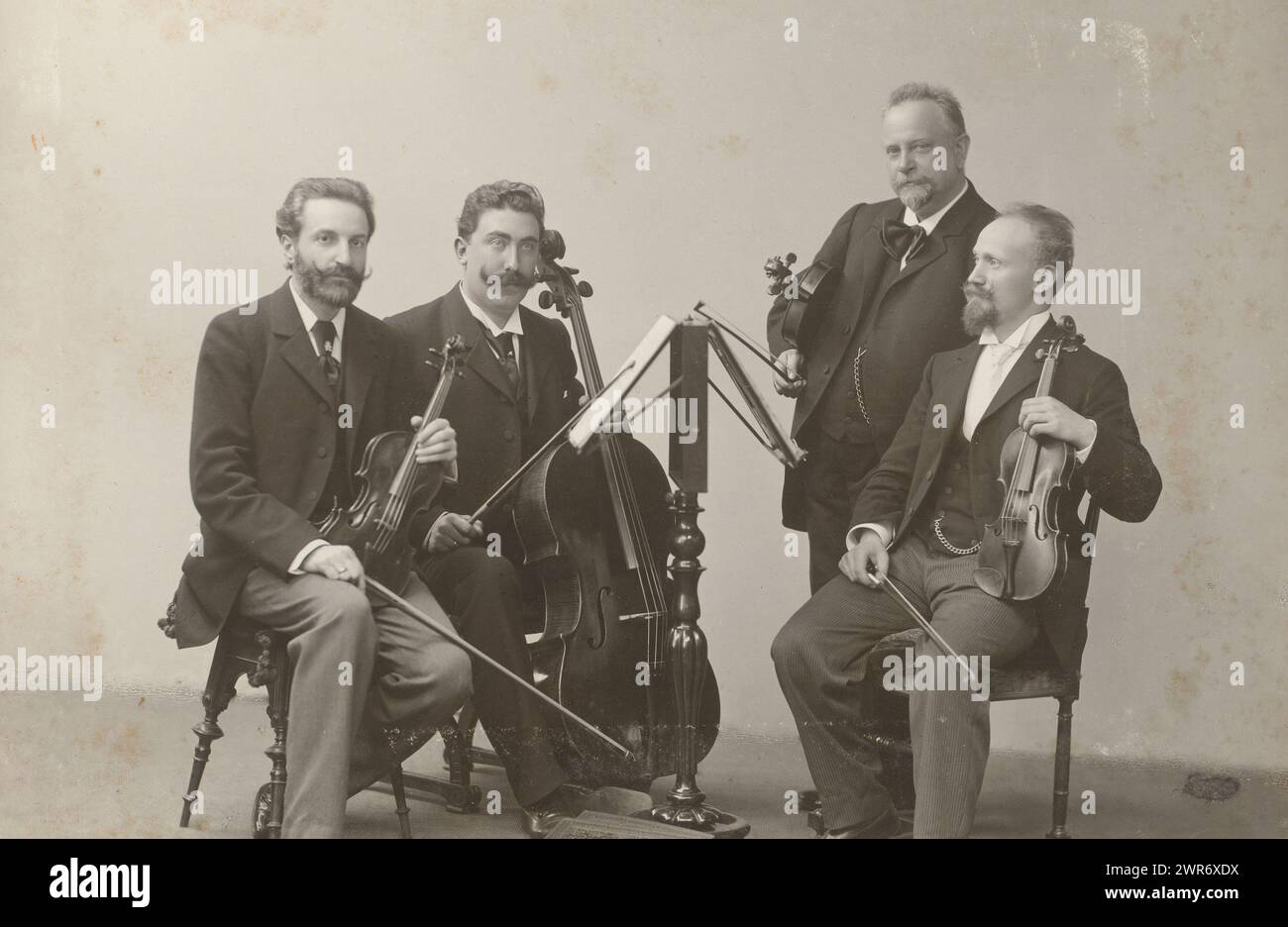 Gruppenporträt eines Streichquartetts, dieses Foto ist Teil eines Albums. W. Hoffert, 1901, Pappe, Gelatine, Silberdruck. Höhe 134 mm x Breite 196 mm, Foto Stockfoto