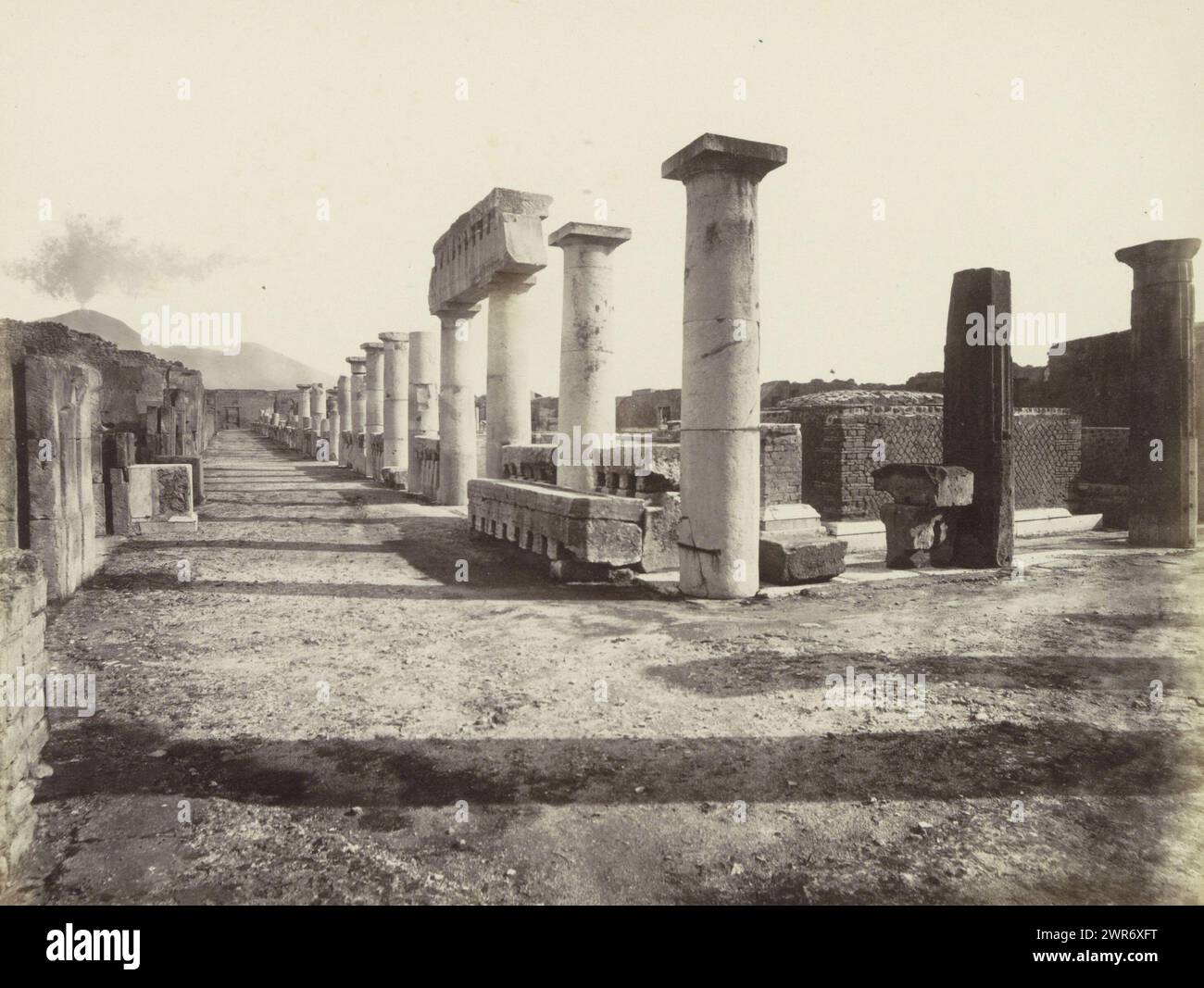 Überreste von Gebäuden in Pompeji, Forum Pompeji: Suche 1813. (Titel auf Objekt), Teil des Reisealbums mit Fotos von Sehenswürdigkeiten in Neapel und Umgebung., anonym, Pompeji, ca. 1865 - ca. 1875, Papier, Albumendruck, Höhe 205 mm x Breite 252 mm, Foto Stockfoto