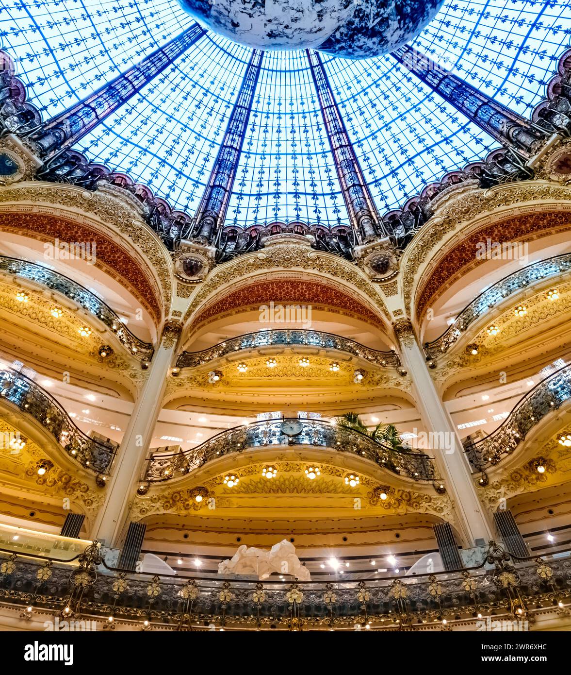 Paris, Frankreich - 23. Juli 2022: Das Innere der Galeries Lafayette Haussmann in Paris. Es ist ein gehobenes Modezentrum. Stockfoto