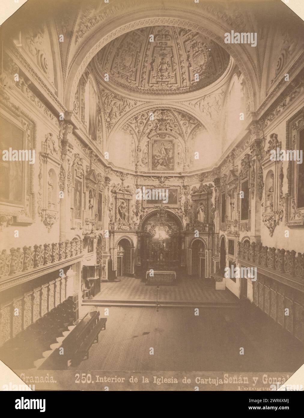 Innenraum von Real Monasterio de La Cartuja in Granada, Granada - Innenraum de la Iglesia de Cartuja (Titel auf Objekt), dieses Foto ist Teil eines Albums., Señan y Gonzalez, ca. 1885 - ca. 12. März 1892, fotografischer Träger, Albumendruck, Höhe 206 mm x Breite 161 mm, Fotografie Stockfoto