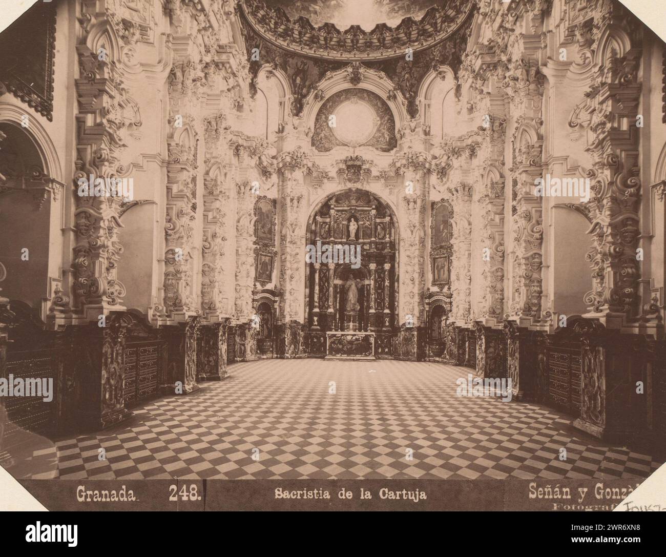 Das Innere der Sakristei von Real Monasterio de La Cartuja in Granada, Granada. Sacristia de la Cartuja (Titel auf Objekt), dieses Foto ist Teil eines Albums., Señan y Gonzalez, ca. 1885 - in oder vor 12. März 1892, fotografischer Träger, Albumendruck, Höhe 159 mm x Breite 208 mm, Fotografie Stockfoto