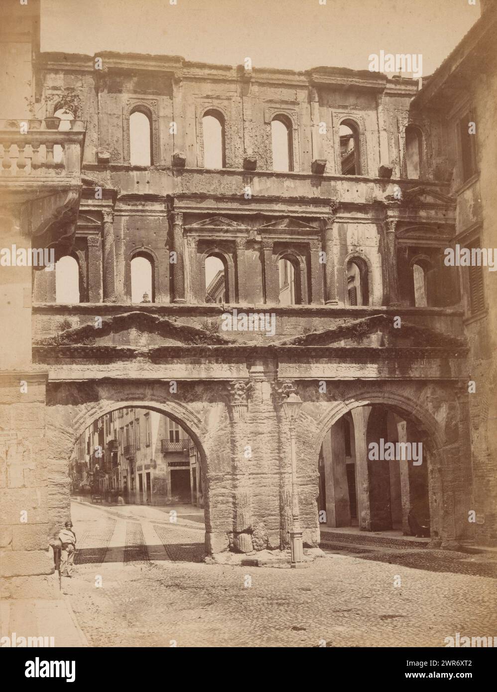 Porta Borsari in Verona, Verona - Porta Borsari +256 (Titel zum Objekt), anonym, Verona, 1851 - 1900, Papier, Albumendruck, Höhe 268 mm x Breite 203 mm, Höhe 293 mm x Breite 218 mm, Foto Stockfoto