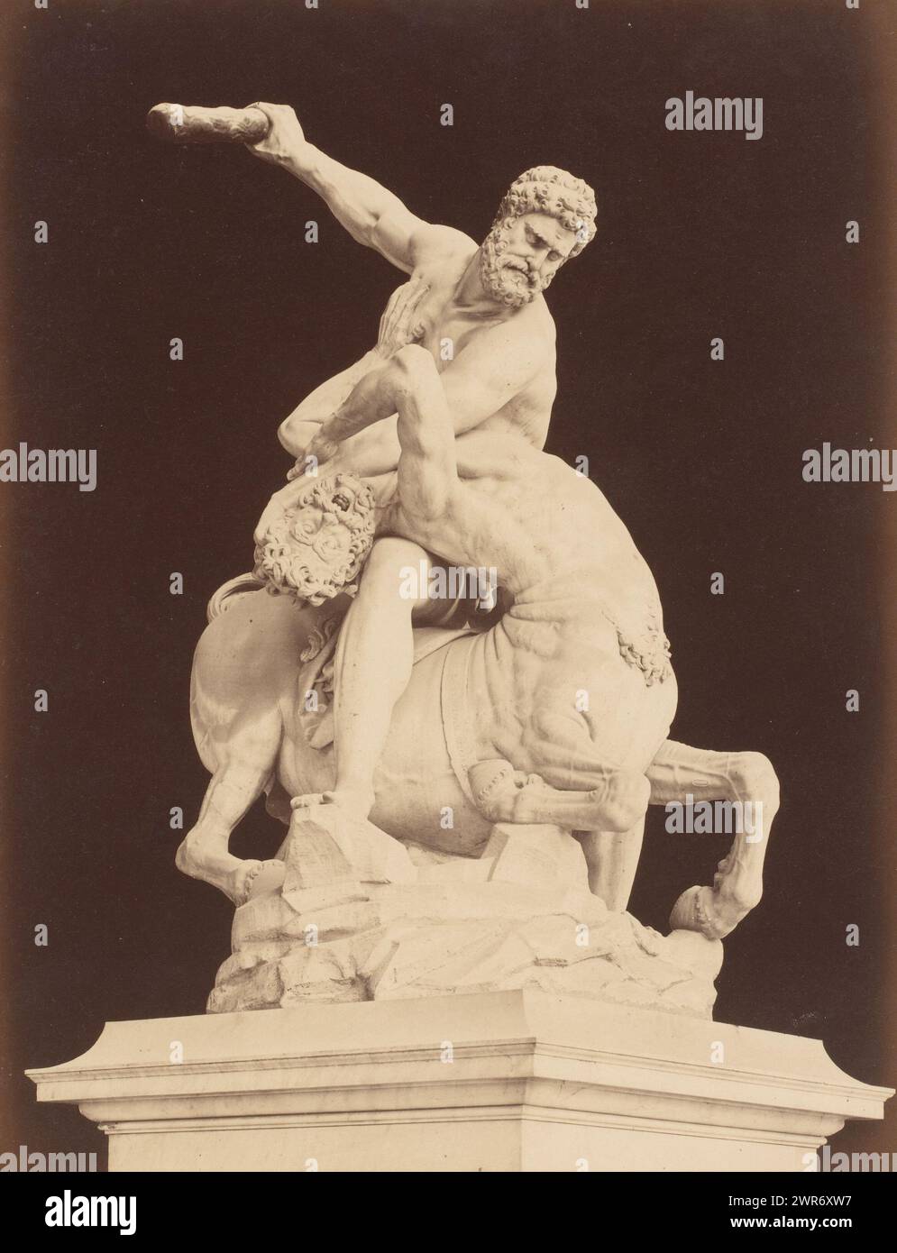 Skulptur des Herkules und des Zentauren Nessus nach Giambologna, Il Centauro di Gian Bologna (Titel über Objekt), Firenze (Titel über Objekt), Giacomo Brogi, Verlag: Edizione Brogi, nach Skulptur von: Giambologna, Florenz, 1864 - 1881, Karton, Albumendruck, Höhe 470 mm x Breite 350 mm, Foto Stockfoto