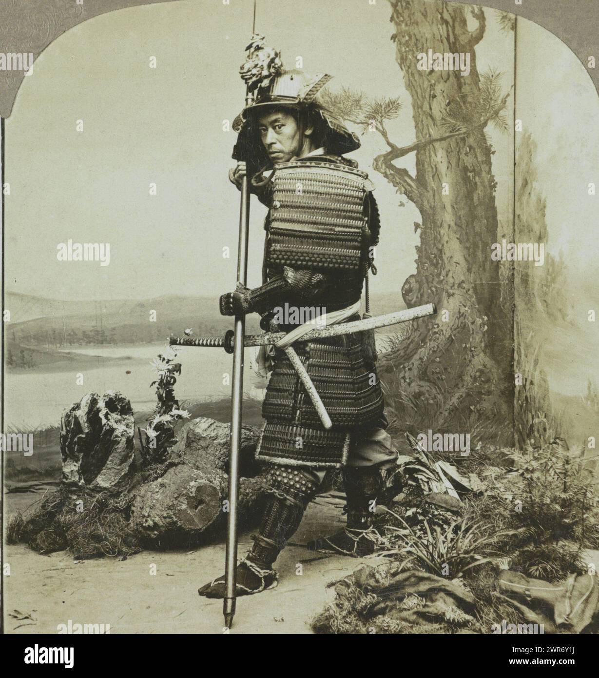 Japanischer Soldat in traditioneller Kleidung, alte Kriegerkostüme der Japaner. Japan (title on object), T. Enami, (möglicherweise), Verlag: The Universal Photo Art Company, Japan, Verlag: Philadelphia, 1900, Karton, Gelatinedruck, Höhe 89 mm x Breite 178 mm, Stereograph Stockfoto