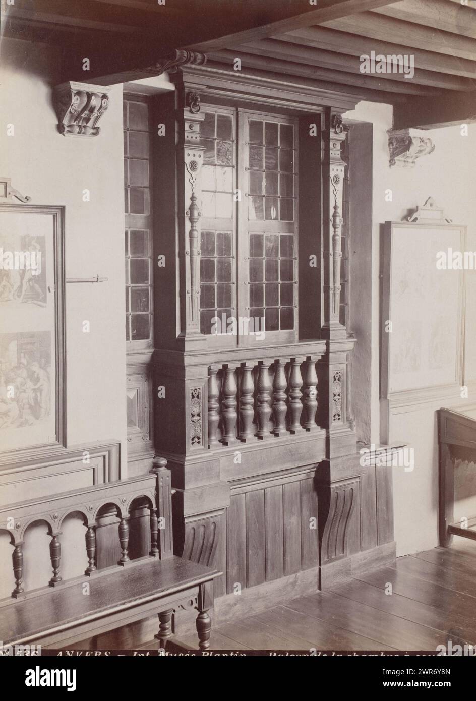 Innenraum des Plantin-Moretus-Museums in Antwerpen, Belgien, Int.. Musee Plantin - Balcon de la chambre à coucher (Titel auf Objekt), Anvers (Titel auf Objekt), Gustave Hermans, Antwerpen, 1884 - 1914, Papier, Albumendruck, Höhe 206 mm x Breite 282 mm, Foto Stockfoto