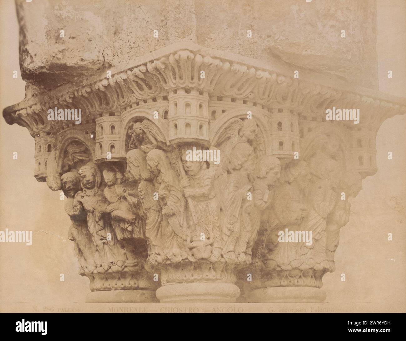 Detail einer Hauptstadt im Kreuzgang der Kathedrale von Monreale, Monreale, Chiostro, Angolo (Titel auf Objekt), Giuseppe Incorpora, Monreale, 1856 - 1914, Papier, Albumendruck, Höhe 194 mm x Breite 249 mm, Foto Stockfoto