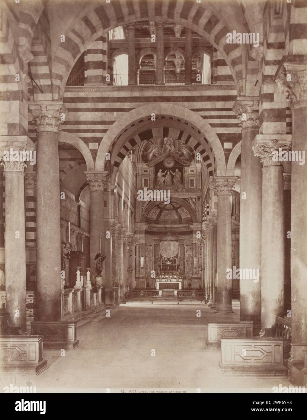 Inneres der Kathedrale von Pisa, Italien, Interno del Duomo lato diritto (Titel auf Objekt), Pisa (Titel auf Objekt), anonym, Pisa, 1851 - 1900, Karton, Albumendruck, Höhe 384 mm x Breite 308 mm, Foto Stockfoto