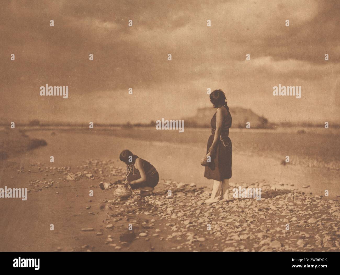 Auf dem Rio Grande - San Ildefonso, Edward Sheriff Curtis, 1900, Höhe 450 mm x Breite 560 mm, Höhe 293 mm x Breite 392 mm, Foto Stockfoto