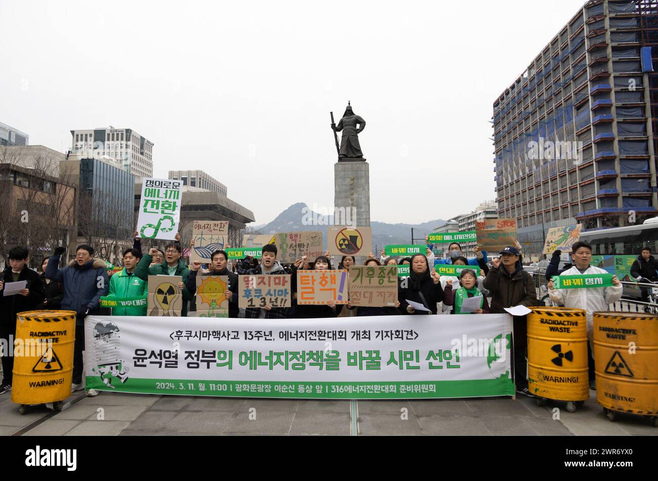 (240311) -- SEOUL, 11. März 2024 (Xinhua) -- Umweltaktivisten nehmen am 11. März 2024 an einer Demonstration in Seoul, Südkorea Teil, anlässlich des 13. Jahrestages des massiven Erdbebens und Tsunamis, der zur Atomkatastrophe von Fukushima in Japan führte. (Foto: Jun Hyosang/Xinhua) Stockfoto