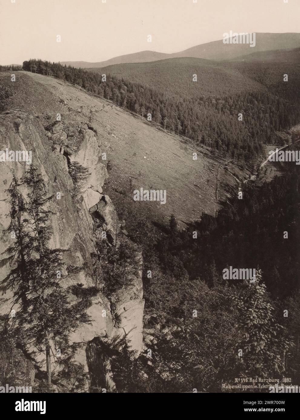 Blick über den Eckerdal mit der Rabenklippe im Harz, Bad Harzburg, Rabenklippen m. Eckerthal u. Brocken (Titel zum Objekt), E. Mertens & Cie, (zugeschrieben), anonym, Harz, 1892, Papier, Kollottyp, Höhe 273 mm x Breite 210 mm, Höhe 373 mm x Breite 306 mm, fotomechanischer Druck Stockfoto