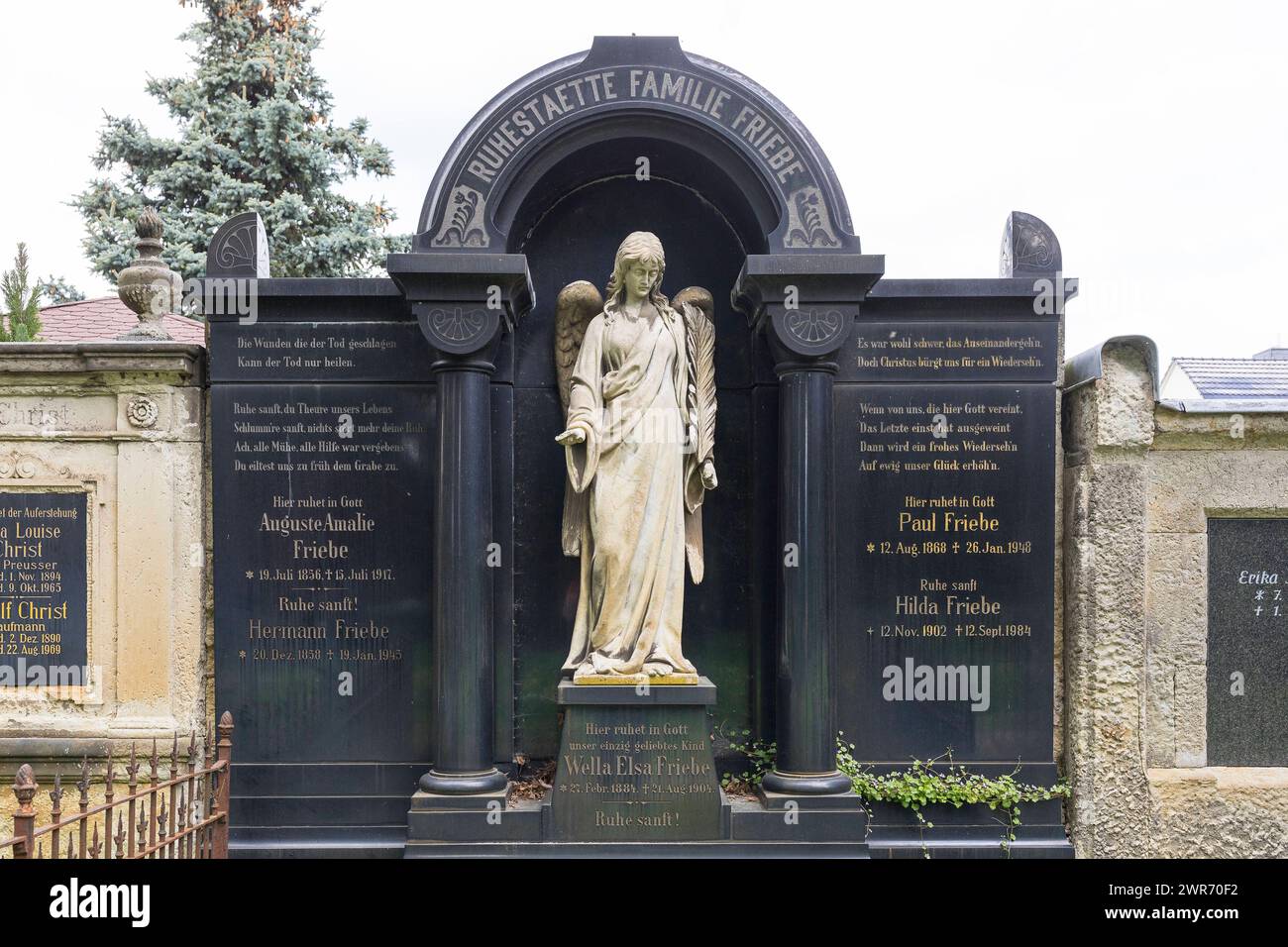 historisches Mauergrab mit großer Engelfigur auf dem Trinitatisfriedhof in Riesa, Sachsen, Deutschland *** Historisches Mauergrab mit großer Engelsfigur Stockfoto