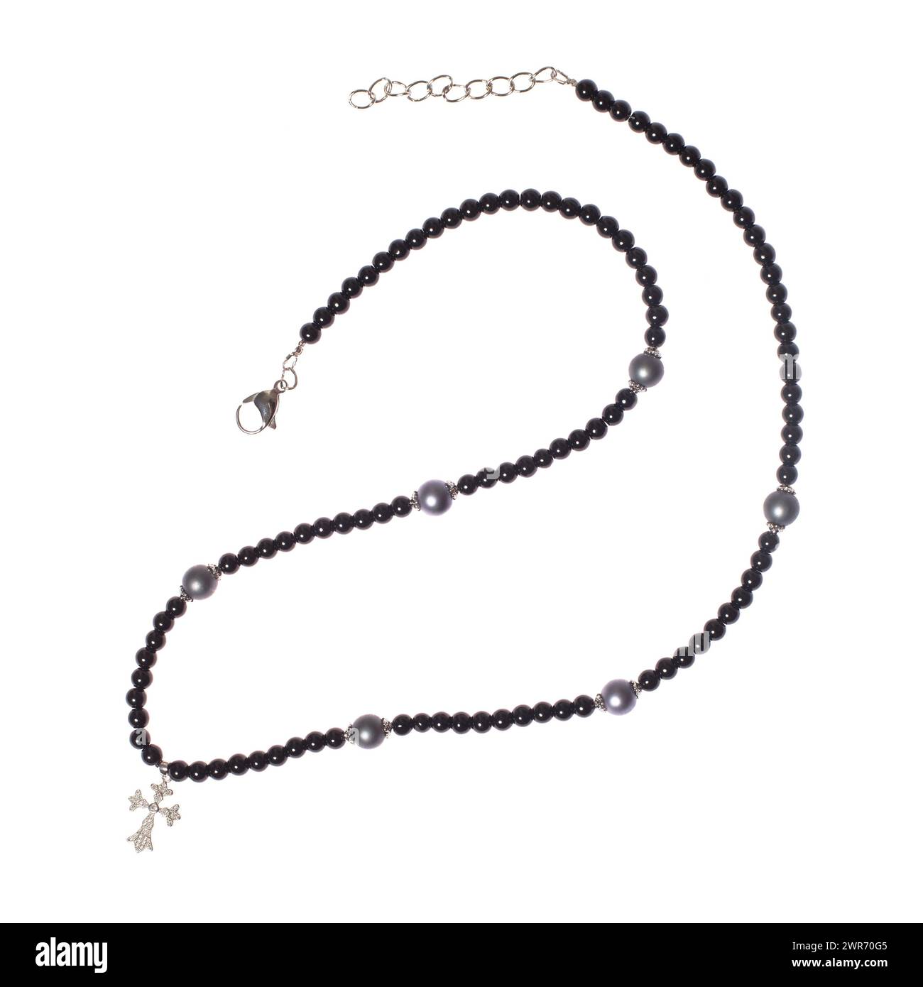 Gotische schwarze lange collier Halskette mit Kreuz Anhänger isoliert auf weißem Hintergrund Stockfoto