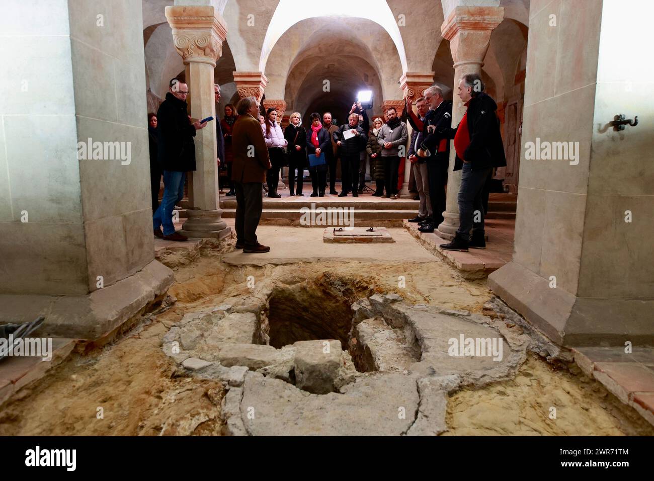 Quedlinburg, Deutschland. März 2024. Eine einzige Entdeckung wurde in der Krypta der Stiftskirche St. Servatii gemacht. Ein Ort für ein Taufbecken aus der ottonischen Zeit wurde entdeckt. Quelle: Matthias Bein/dpa/Alamy Live News Stockfoto