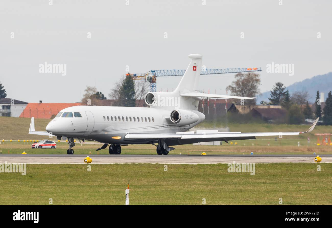 Ein Dassault Falcon 7X von CAT Aviation ist auf der Piste 14 des Flughafen Zürich gelandet. Registrierung HB-JST. (Zürich, Schweiz, 05.04.2022) Stockfoto