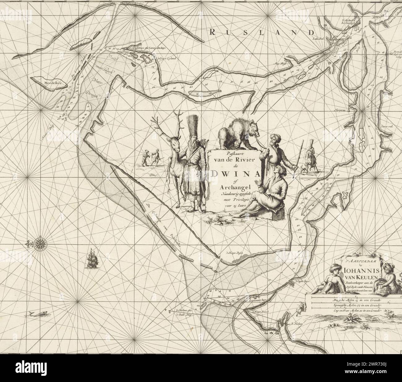 Pass-Karte der nördlichen Dwina, Pass-Karte der Dwina oder Erzengel (Titel auf Objekt), Pass-Karte des Flusses Nördliche Dwina, der in der Nähe der russischen Hafenstadt Arkhangelsk (Erzengel) ins Weiße Meer mündet. In der Mitte der Karte befindet sich ein Stein mit dem Titel, der drei Figuren mit Pelzhüten zeigt, darunter einen Mann mit einem gezähmten Bären. Unten rechts zwei Kinder mit Pelzhüten an der Adresse des Verlegers und der Skala. Druckerei: Jan Luyken, Verlag: Johannes van Keulen (I), unbekannt, Amsterdam, 1681 - 1799, Papier, Ätzen Stockfoto