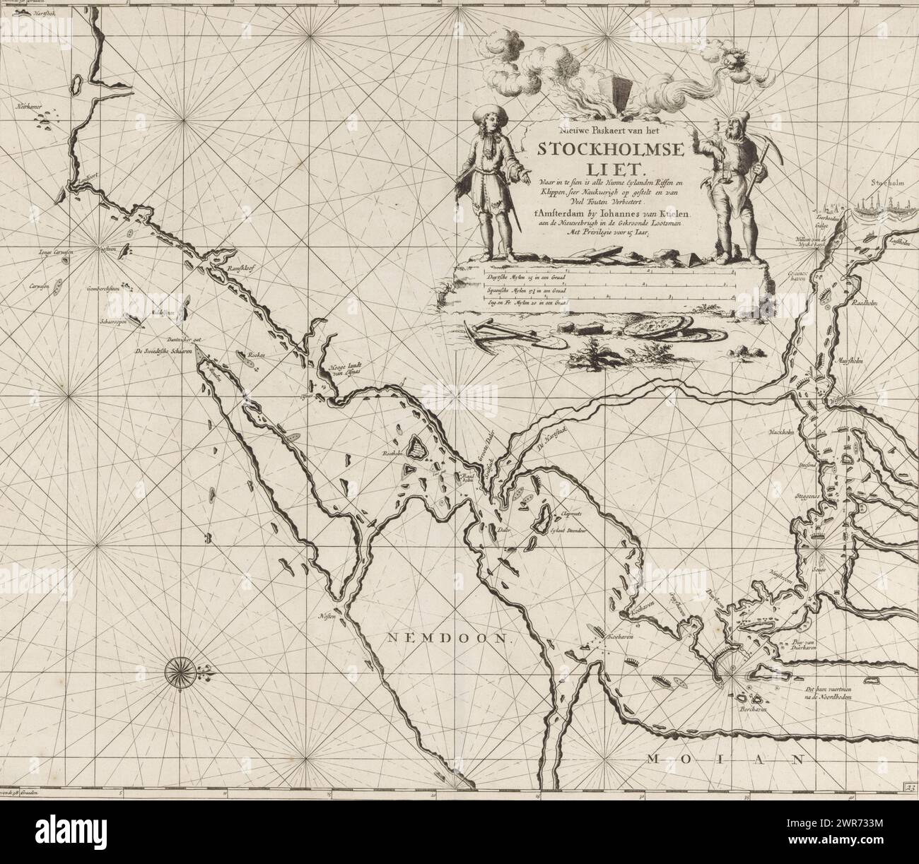 Karte der Gewässer im Stockholmer Gebiet, Nieuwe Paskaert van Stockholmse Liet. Wo alle Hunne Eylanden Riffe und Klippen zu sehen sind, sind in Naukuerigh eingerichtet und viele Fehler wurden korrigiert. (Titel auf Objekt), Karte der Gewässer im Stockholmer Gebiet, mit Kompassrose, Norden befindet sich auf der rechten Seite. Oben rechts eine Kartusche mit dem Titel, der Adresse des Verlegers und der Skala in Deutsch, Spanisch und Englisch oder Französisch Meilen (Maßstab: c. 1:150,000). Flankiert wird der Titel von einem Gentleman mit einem Portfolio und einem Bergmann. Über dem Titel wird ein Metallblock in einem Feuer erhitzt, das vom Wind gefächert wird. Stockfoto