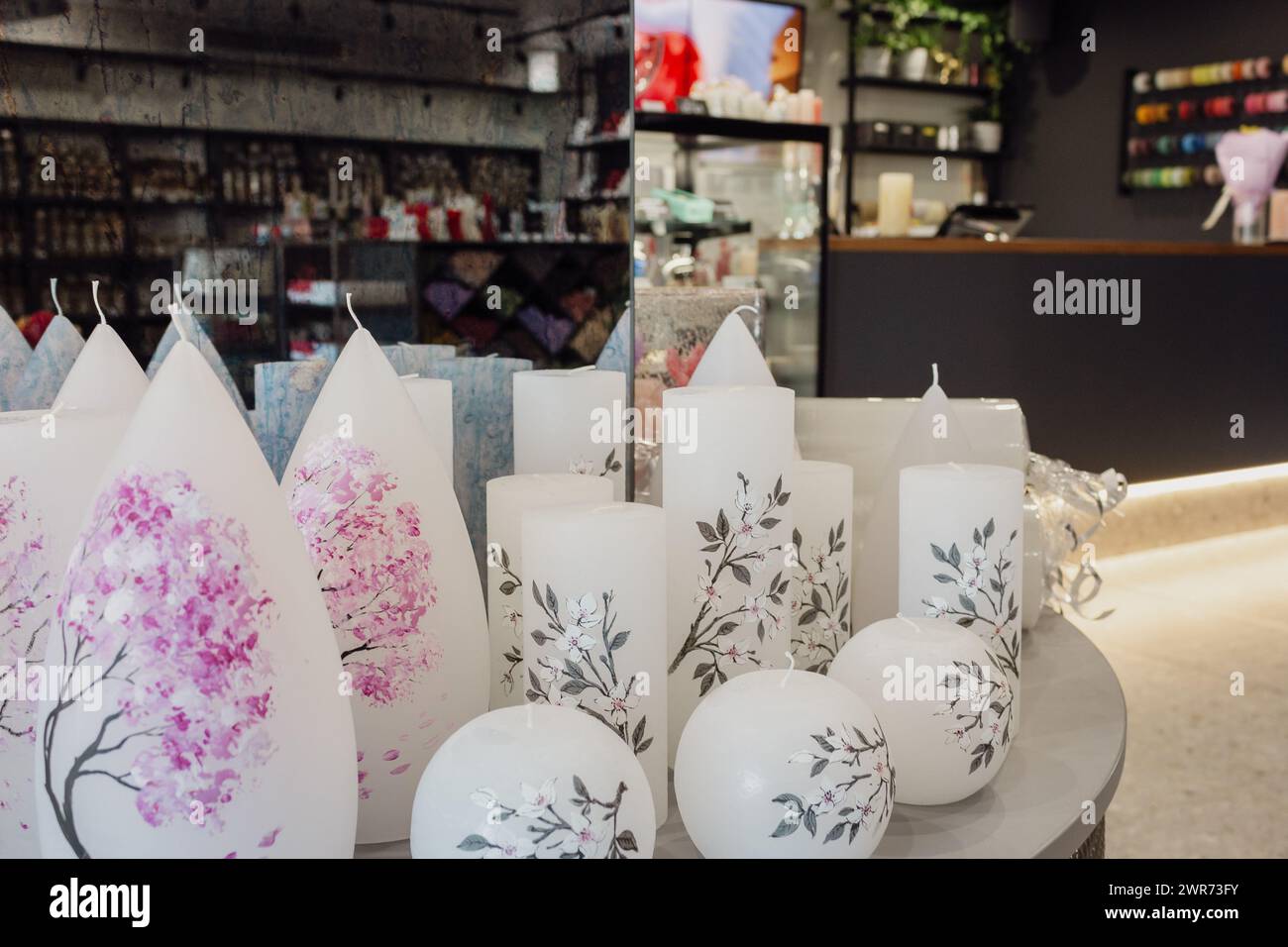 Weiße Kerzen auf dem Tisch. Kerzenladen. Haushaltsgeräte. Verschiedene Wachskerzen im Laden. Aromakerzen. Romantisches Zubehör. Stockfoto