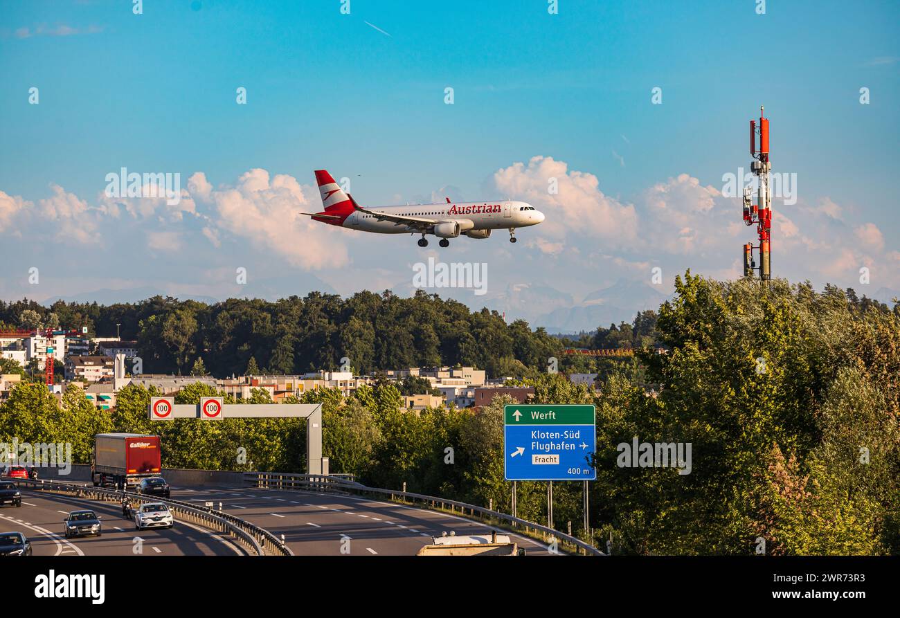 Ein Airbus A320-214 von Austrian Airlines befindet sich über der Stadt Kloten und der Autobahn A53 im Landeanflug auf den Flughafen Zürich. Registrati Stockfoto