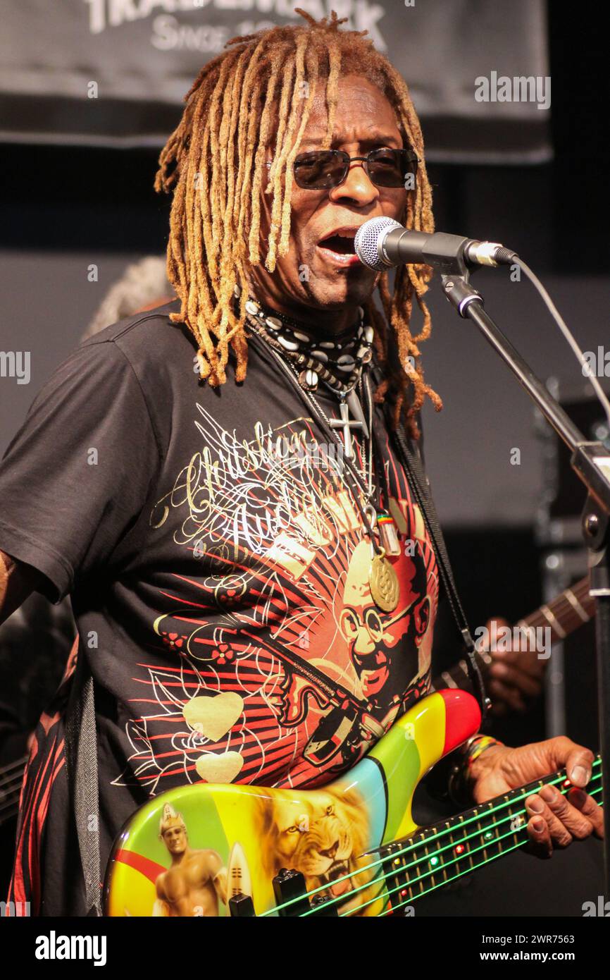 Frankfurt, Deutschland. April 2011. T. M. Stevens (Thomas Michael Stevens), US-amerikanischer Bassist aus New York City, geboren am 28. Juli 1951 in New York, gestorben am 10. März 2024 in New Jersey, tritt auf der Frankfurter Musikmesse 2011 in Frankfurt/Main auf. Fotocredit: Christian Lademann / LademannMedia Stockfoto