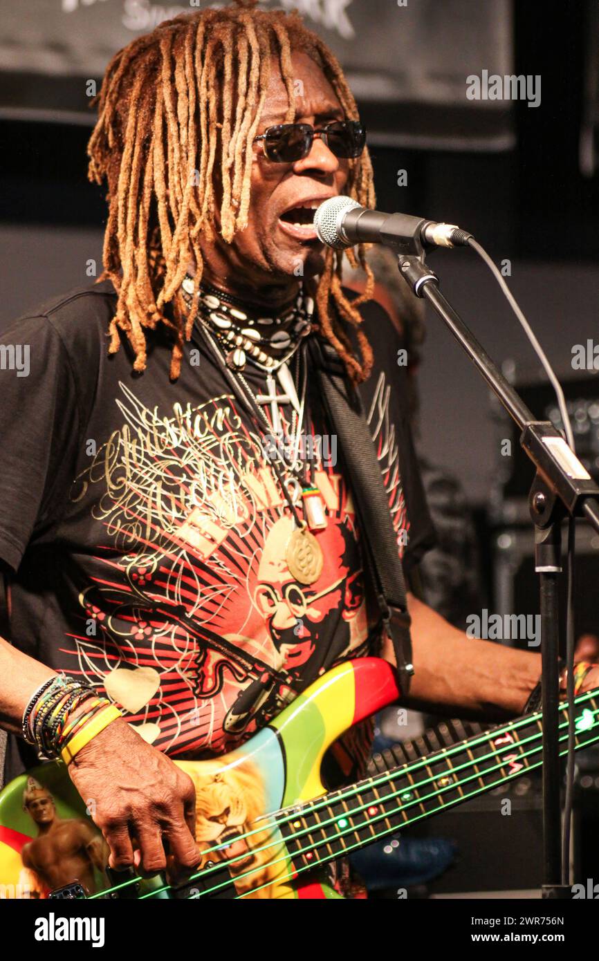 Frankfurt, Deutschland. April 2011. T. M. Stevens (Thomas Michael Stevens), US-amerikanischer Bassist aus New York City, geboren am 28. Juli 1951 in New York, gestorben am 10. März 2024 in New Jersey, tritt auf der Frankfurter Musikmesse 2011 in Frankfurt/Main auf. Fotocredit: Christian Lademann / LademannMedia Stockfoto