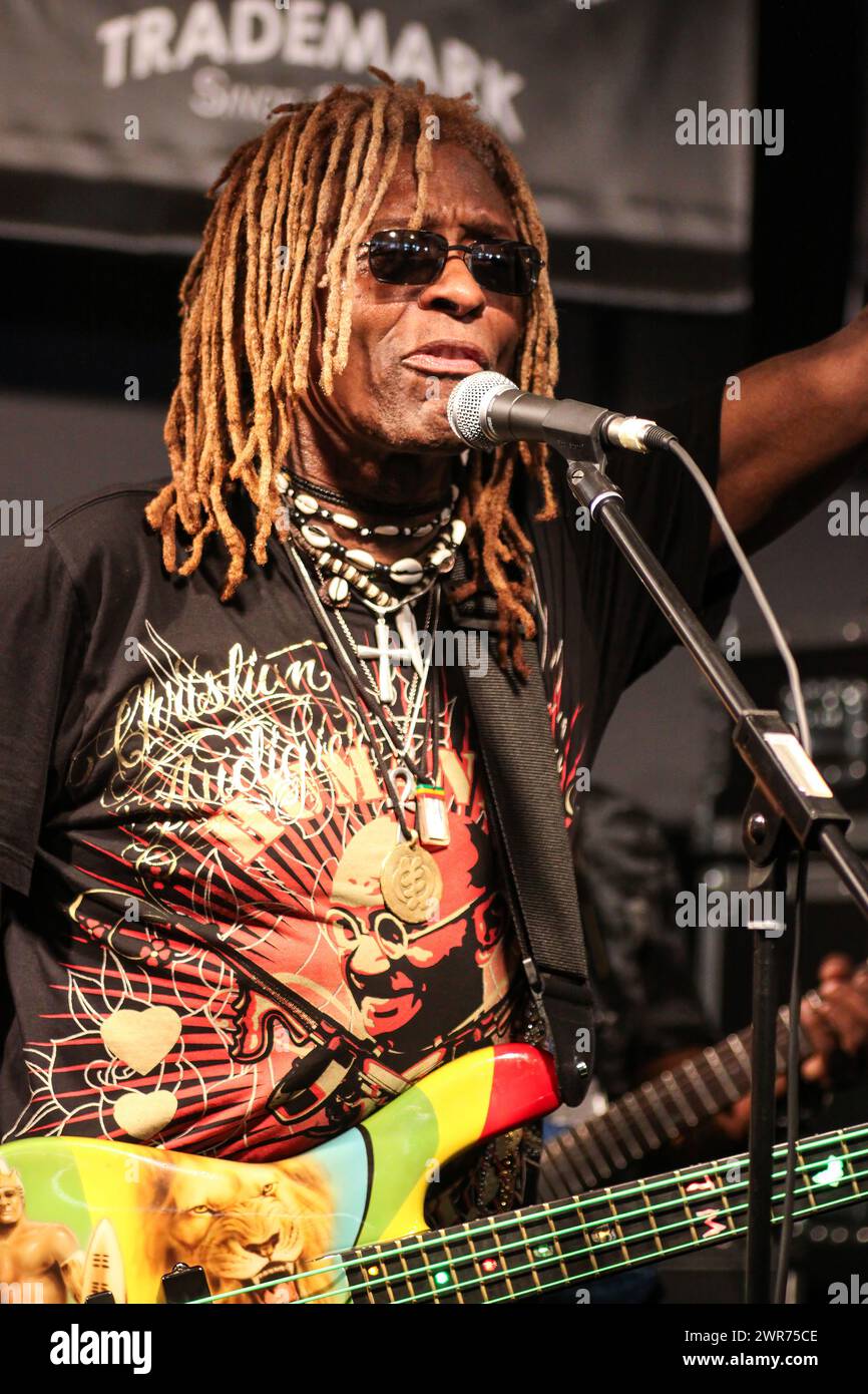 Frankfurt, Deutschland. April 2011. T. M. Stevens (Thomas Michael Stevens), US-amerikanischer Bassist aus New York City, geboren am 28. Juli 1951 in New York, gestorben am 10. März 2024 in New Jersey, tritt auf der Frankfurter Musikmesse 2011 in Frankfurt/Main auf. Fotocredit: Christian Lademann / LademannMedia Stockfoto