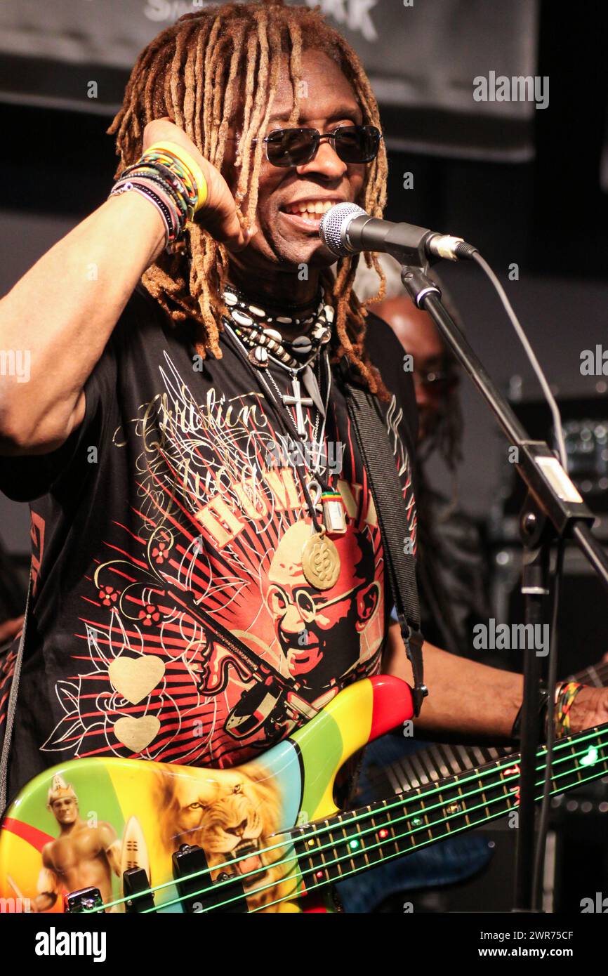 Frankfurt, Deutschland. April 2011. T. M. Stevens (Thomas Michael Stevens), US-amerikanischer Bassist aus New York City, geboren am 28. Juli 1951 in New York, gestorben am 10. März 2024 in New Jersey, tritt auf der Frankfurter Musikmesse 2011 in Frankfurt/Main auf. Fotocredit: Christian Lademann / LademannMedia Stockfoto