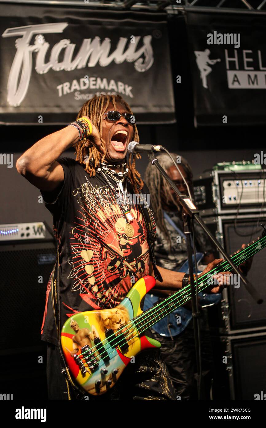 Frankfurt, Deutschland. April 2011. T. M. Stevens (Thomas Michael Stevens), US-amerikanischer Bassist aus New York City, geboren am 28. Juli 1951 in New York, gestorben am 10. März 2024 in New Jersey, tritt auf der Frankfurter Musikmesse 2011 in Frankfurt/Main auf. Fotocredit: Christian Lademann / LademannMedia Stockfoto