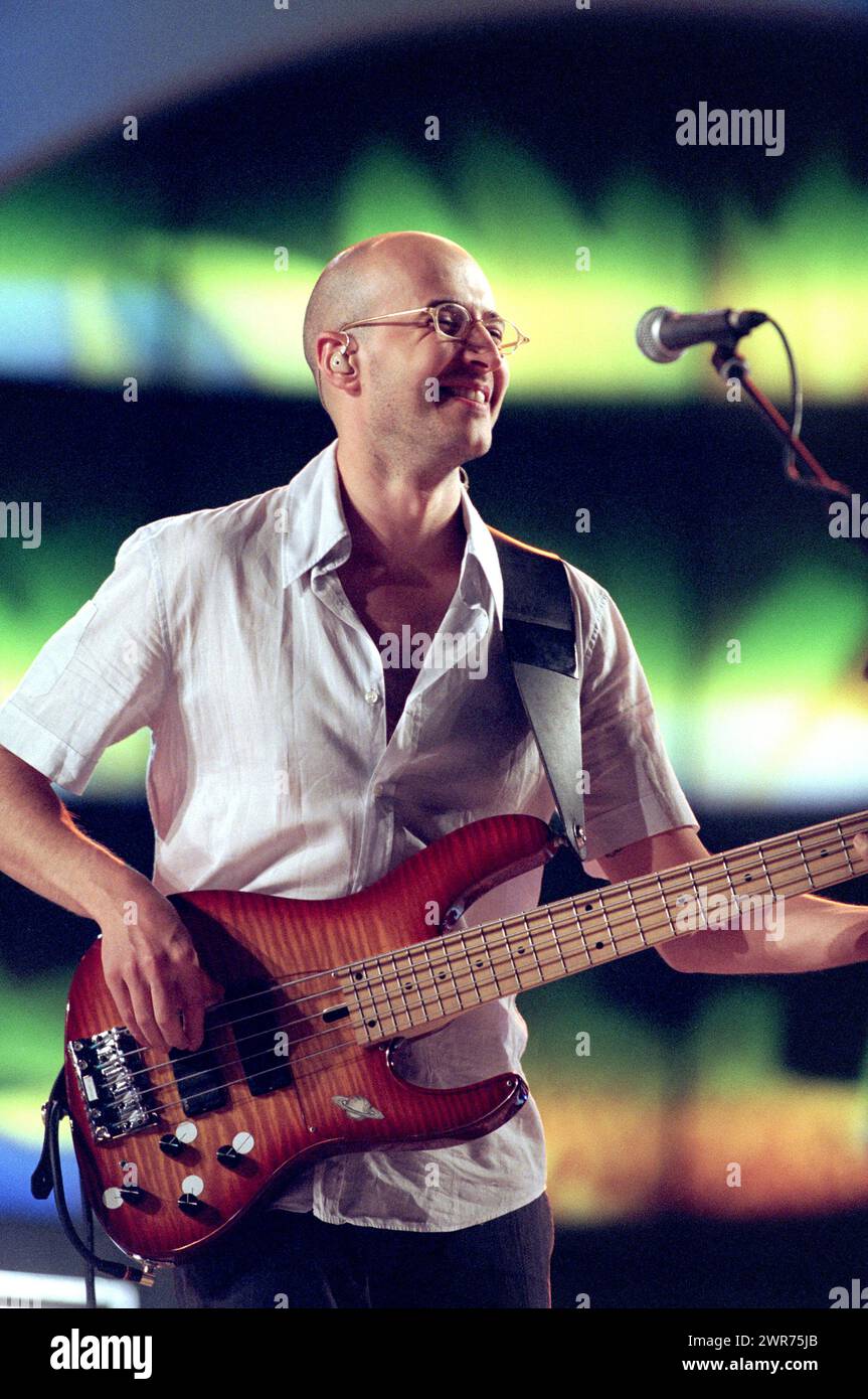 Verona Italien 04.09.1999: Saturnino, italienischer Bassist der Jovanotti-Gruppe, während der Fernsehsendung „Festivalbar 1999“ Stockfoto