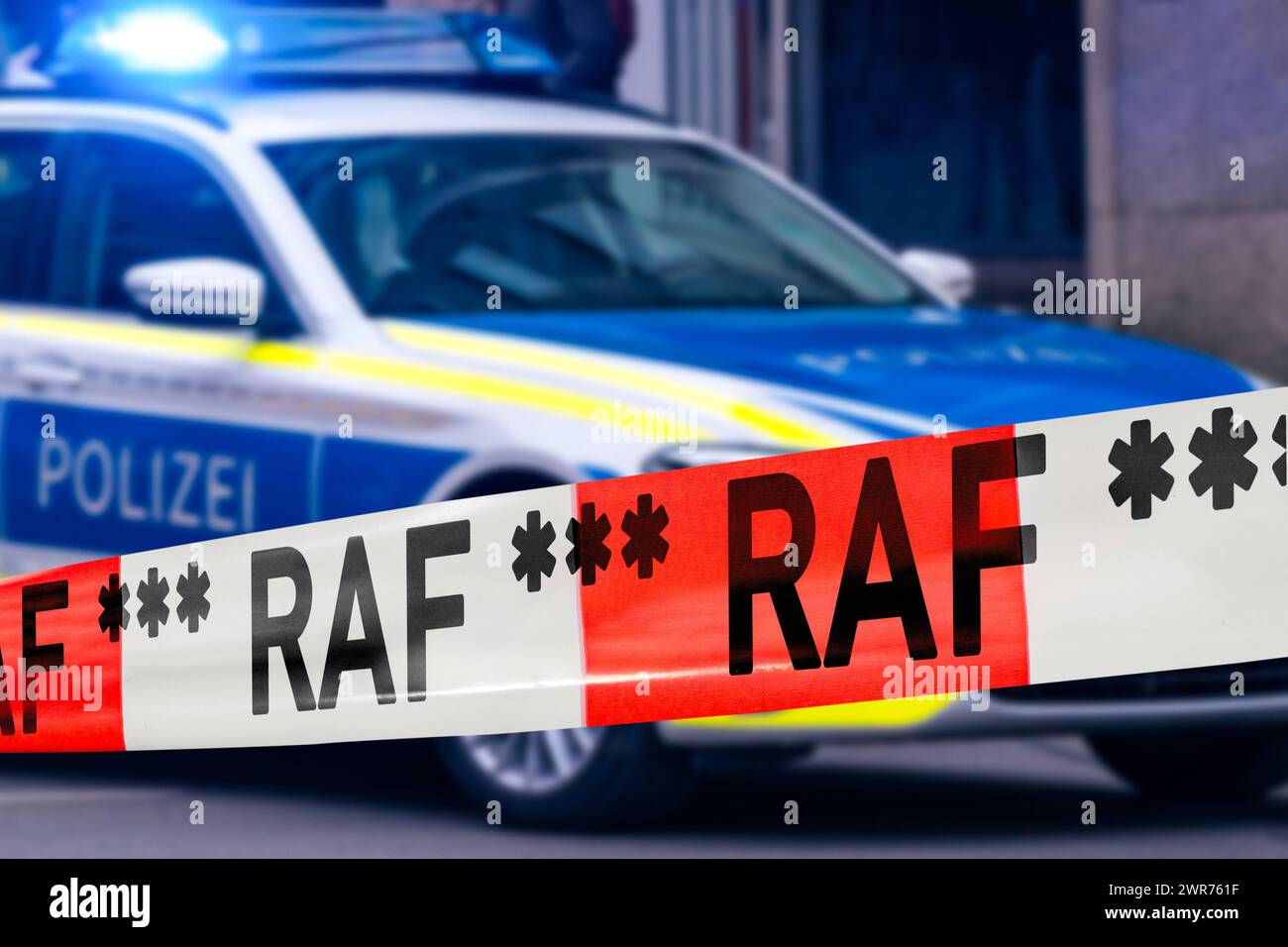 Deutschland - 11. März 2024: Absperrband vor Polizeiwagen mit Blaulicht und der Aufschrift: RAF Rote Armee Fraktion FOTOMONTAGE *** Absperrband vor Polizei Auto mit Blaulicht und der Aufschrift: RAF Rote Armee Fraktion FOTOMONTAGE Stockfoto