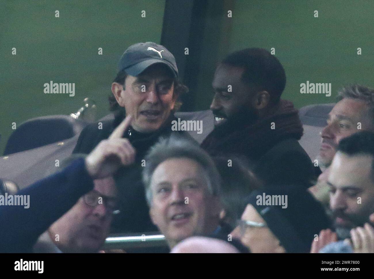 Thomas Frank Manager von Brentford und Alexandre Lacazette von Lyon sehen gemeinsam an. - Tottenham Hotspur / Manchester City, Emirates FA Cup, 4. Runde, Tottenham Hotspur Stadium, London, UK - 26. Januar 2024. Nur redaktionelle Verwendung – es gelten Einschränkungen für DataCo. Stockfoto