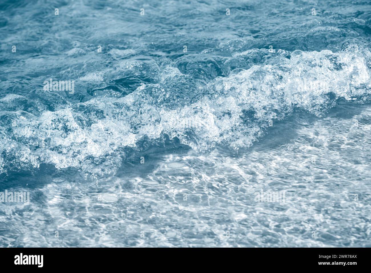 Schaumiger blauer Meereswellen-Hintergrund in der tropischen, Ozeantapete Stockfoto