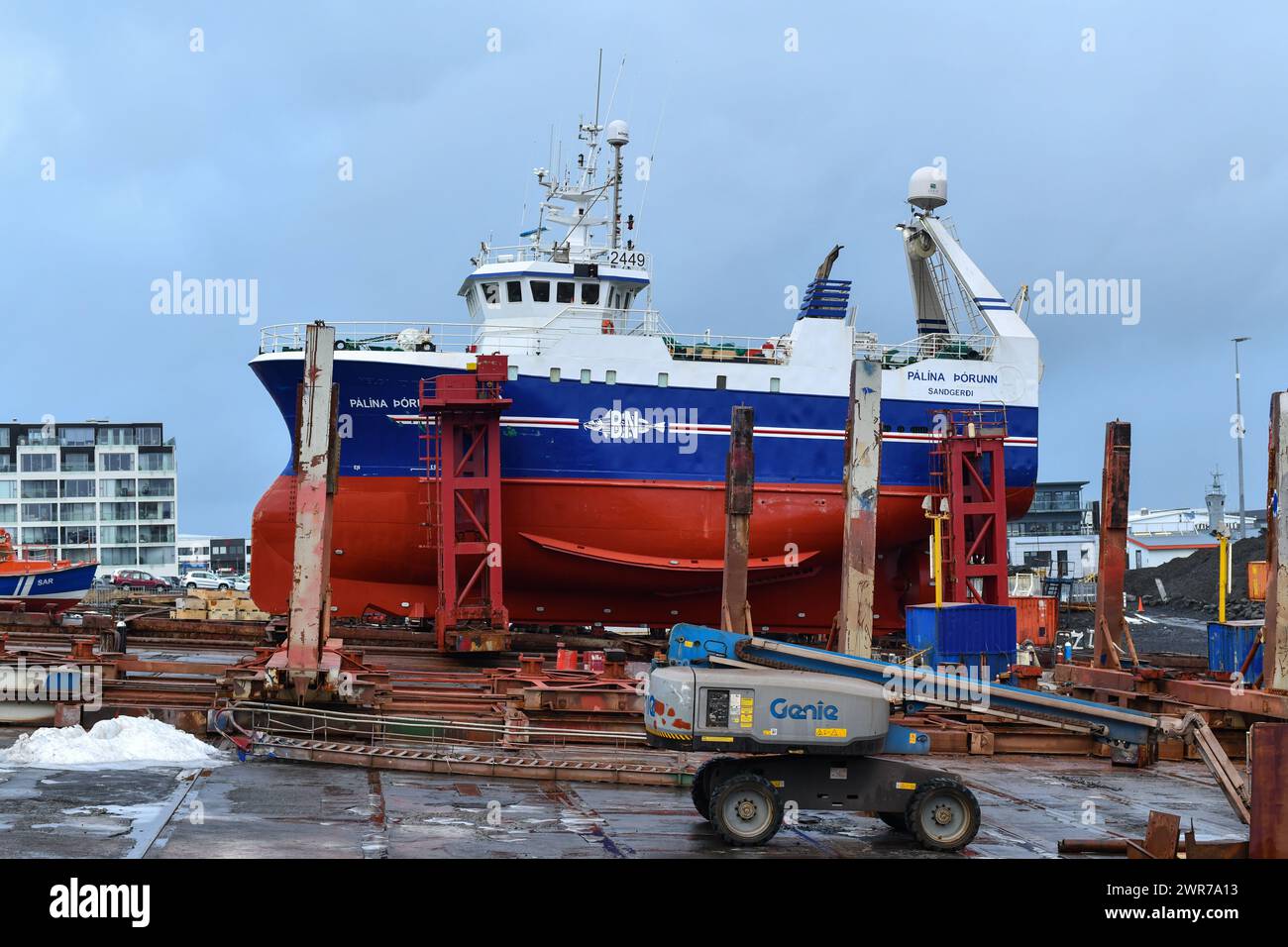 Von der Seite aus sehen Sie den Trawler Palina Thorunn auf hartem Gelände, der im Hafen von Reykjavik gewartet wird. Stockfoto